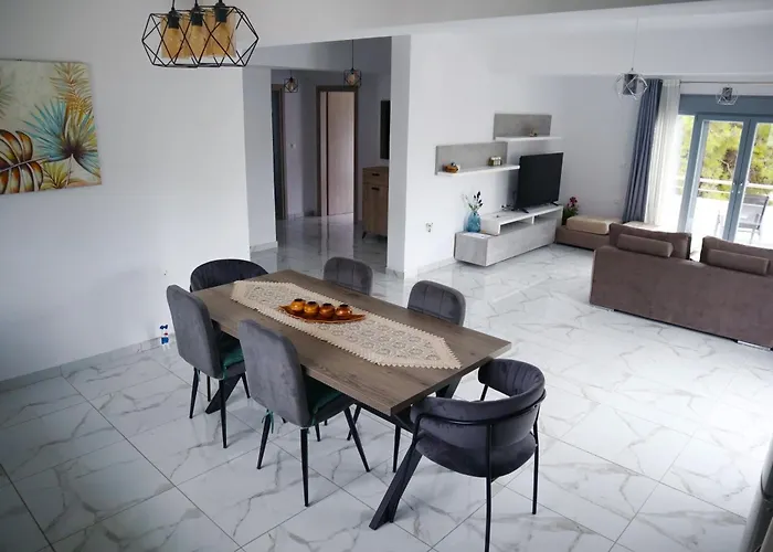 Νεόκτιστη Βίλα, Χώρα Πυθαγορείου